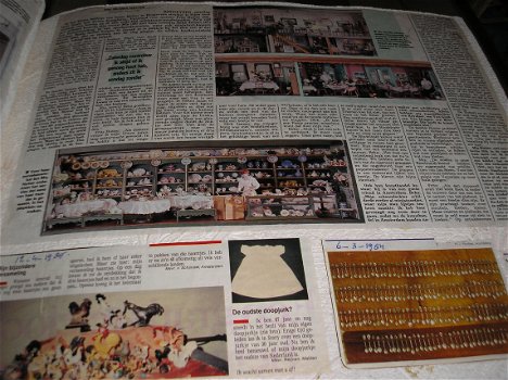Verzamelen, uniek, groot behangboek vol met krantenknipsels - 1