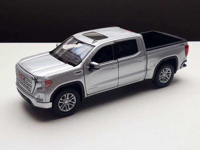 GMC Siera 1500 SLT Crew Cab Pickup – schaalmodel 1:24 = 19 cm lang - nr. 1