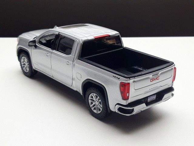 GMC Siera 1500 SLT Crew Cab Pickup – schaalmodel 1:24 = 19 cm lang - Afbeelding 3