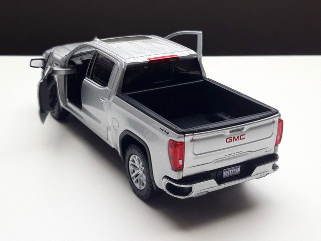 GMC Siera 1500 SLT Crew Cab Pickup – schaalmodel 1:24 = 19 cm lang - Afbeelding 4