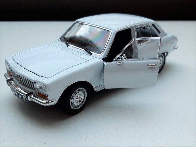 miniatuur Peugeot 504 – Welly 1:24 16 cm lang schaalmodel - Afbeelding 3