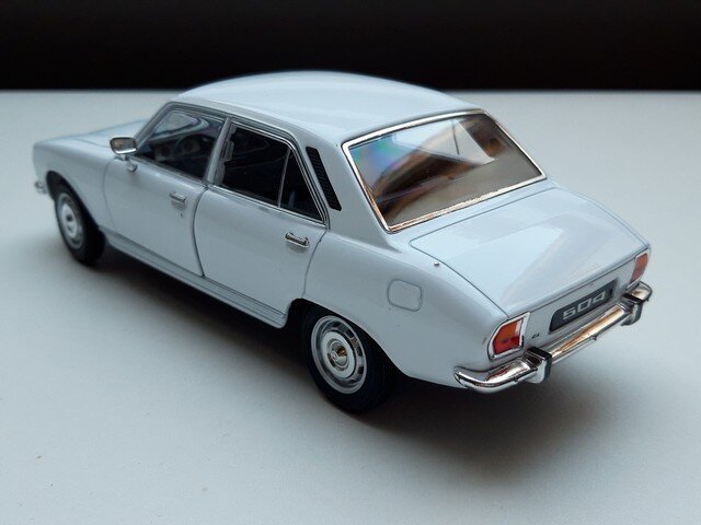 miniatuur Peugeot 504 – Welly 1:24 16 cm lang schaalmodel - Afbeelding 4