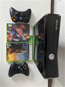 Xbox 360 250GB + 2 controllers + spellen