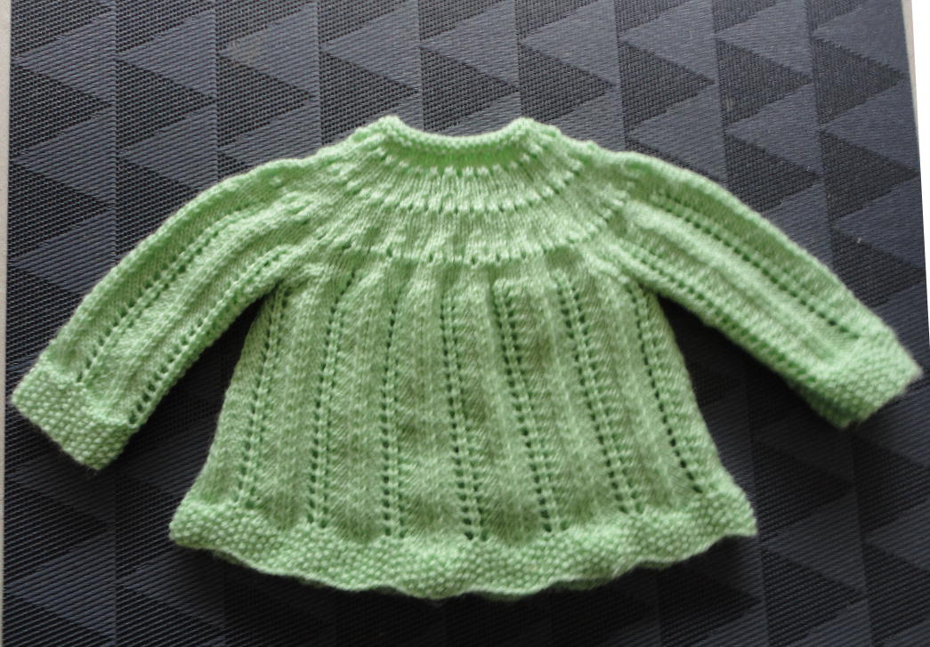 059 groen babytruitje in ajour ca. maat 56 - nr. 1