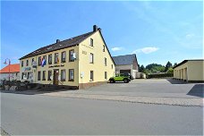 Hotel-Restaurant met terras, balkon, bijgebouw en 6 garages op groot grondstuk in de Eifel