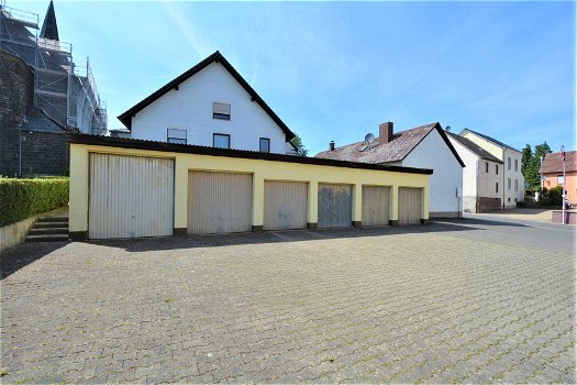 Hotel-Restaurant met terras, balkon, bijgebouw en 6 garages op groot grondstuk in de Eifel - 1