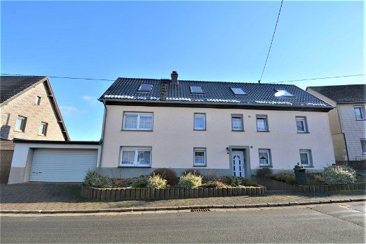 Rustig gelegen, ruim woonhuis met tuin, garage, terras, wintertuin en uniek verzicht in der Eifel - 0