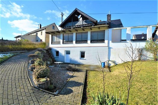 Rustig gelegen, ruim woonhuis met tuin, garage, terras, wintertuin en uniek verzicht in der Eifel - 1