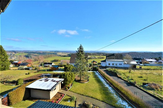 Rustig gelegen, ruim woonhuis met tuin, garage, terras, wintertuin en uniek verzicht in der Eifel - 2