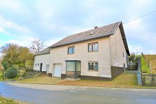 Vrijstaand huis met garages op groot grondstuk in de Eifel