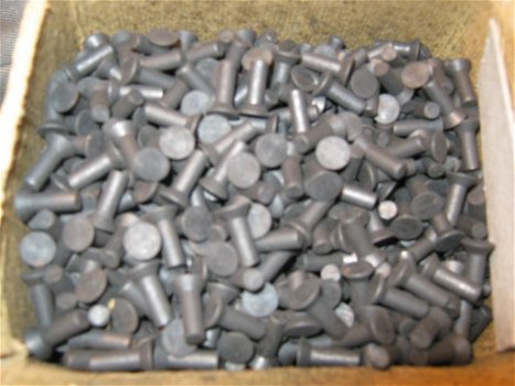 roodkoperen klinknagels ; bolkop : 2 x 5 mm. 30 stuks € 2,50 - 3