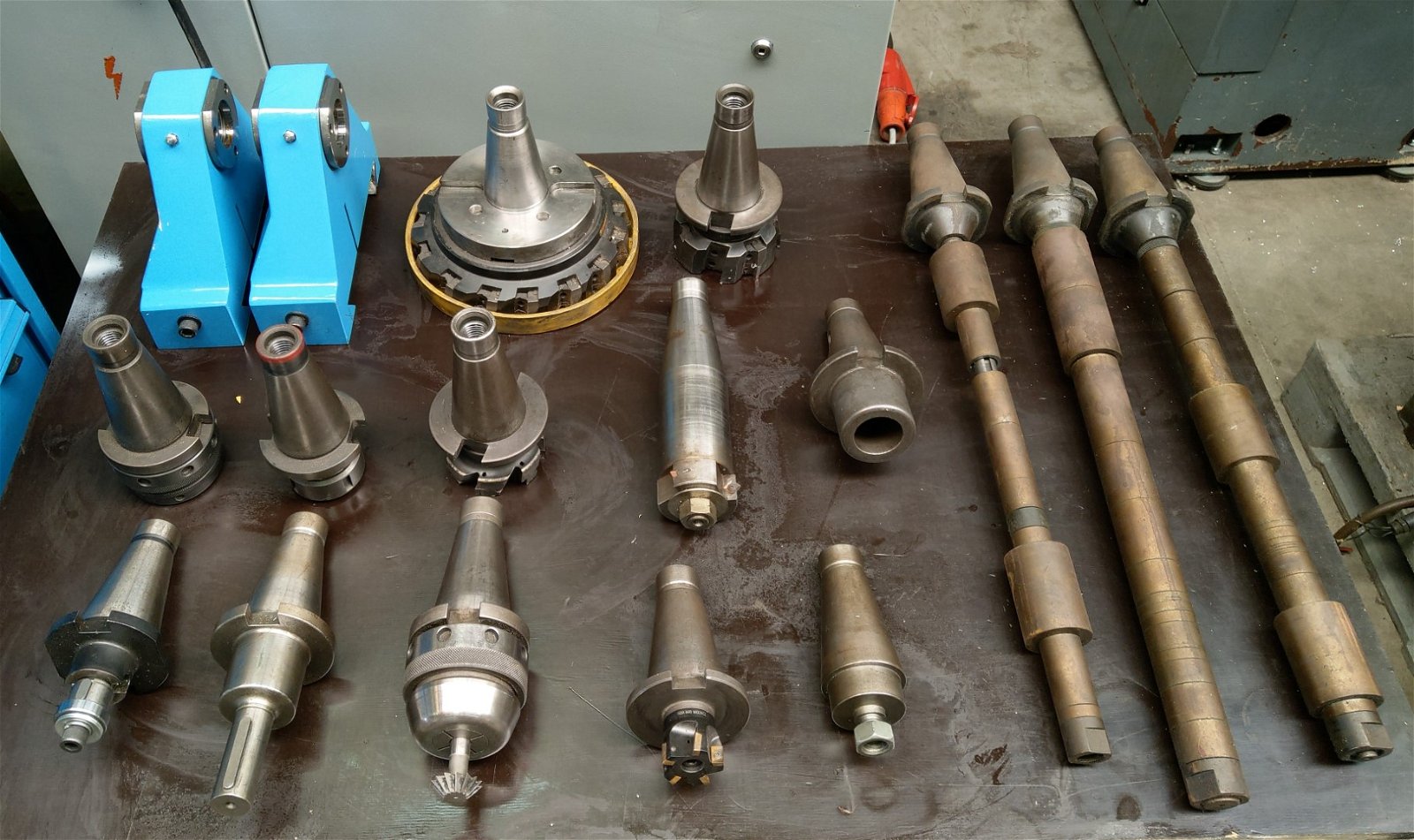 Universal milling machine / Universele freesmachine Accutec , model 2500M - Verkocht - Afbeelding 2