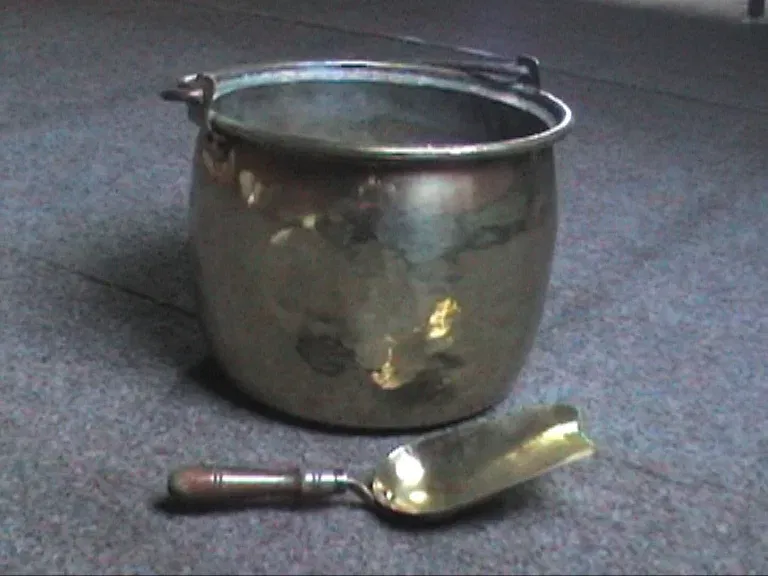 Oude Gele Koperketel Met Handvat En Kolenschop In Geel Koper,Antiek - nr. 1