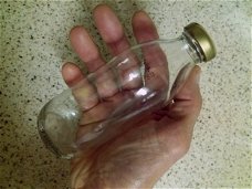 Kleine glazen flesjes met schroefdop *Verkocht*