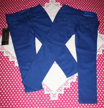 ### Nieuw : Mooie cobalt blauwe stretch spijkerbroek.(110/116) ### - 1