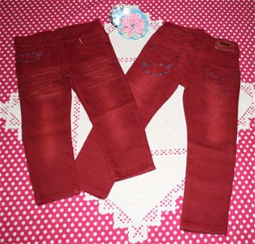 ### Nieuw : Prachtig rood gekleurde stretch spijkerbroek.(98/104)### - 1