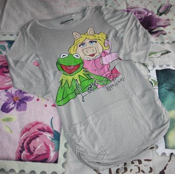 ### Longsleeve van Miss Piggy en Kermit de kikker / Muppets.(140) ### - 0