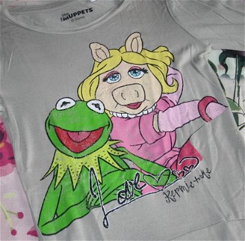 ### Longsleeve van Miss Piggy en Kermit de kikker / Muppets.(140) ### - 2
