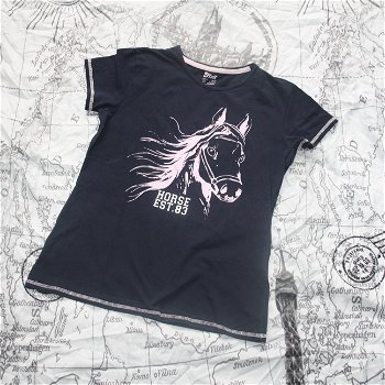 ### Mooi shirtje met paardenhoofd.(146/152) ### - 0