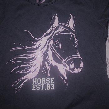 ### Mooi shirtje met paardenhoofd.(146/152) ### - 1