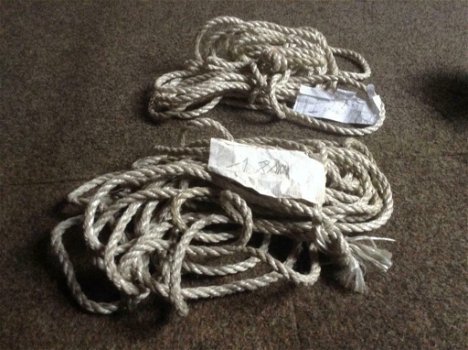 Zeer sterke nylon touw :1 van 18 m lang ,en 1 van 12,5 m lang, dikte van 10 en 12 mm - 0