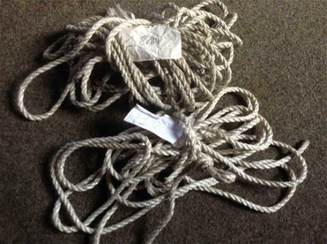 Zeer sterke nylon touw :1 van 18 m lang ,en 1 van 12,5 m lang, dikte van 10 en 12 mm - 2