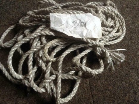 Zeer sterke nylon touw :1 van 18 m lang ,en 1 van 12,5 m lang, dikte van 10 en 12 mm - 5