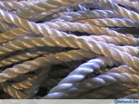 Zeer sterke nylon touw :1 van 18 m lang ,en 1 van 12,5 m lang, dikte van 10 en 12 mm - 6