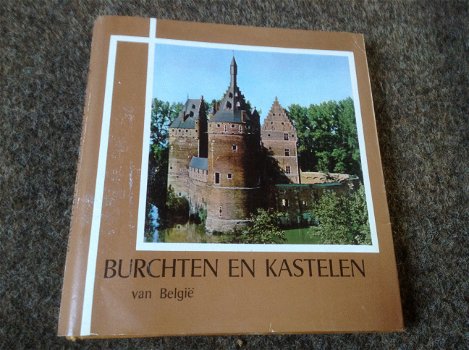 10 boeken van Burchten en kastelen,zeer mooie illustraties /10 livres de châteaux et palais - 0