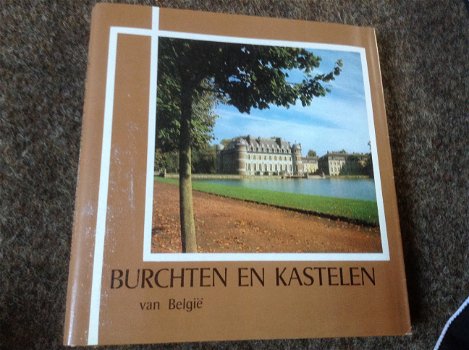 10 boeken van Burchten en kastelen,zeer mooie illustraties /10 livres de châteaux et palais - 2