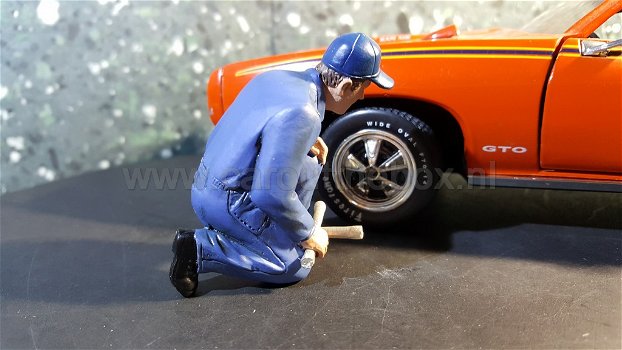 Diorama figuur MECHANIC JUAN with WRENCH AD010 1:18 - 1