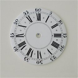 Faïence wijzerplaat. Diameter 18,5 cm.