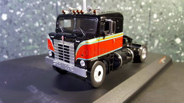 Kenworth Bullnose zwart/rood 1:43 Ixo - 1