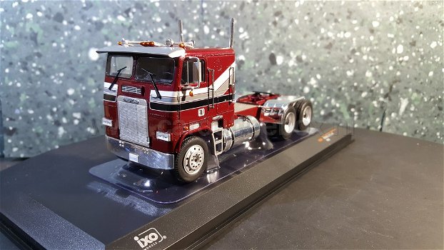 Freightliner FLA 1993 rood/bruin 1:43 Ixo - 1