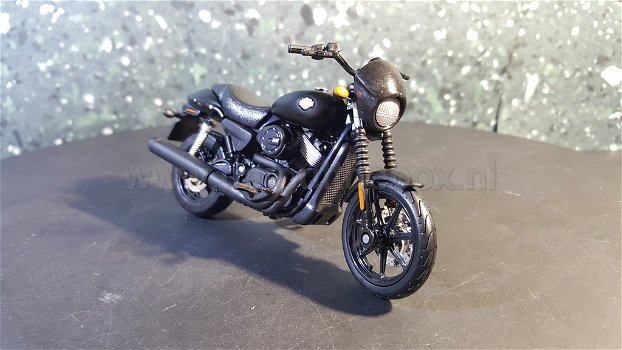 Harley Davidson 2015 Street 750 mat zwart 1:18 Maisto - 1