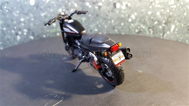 Harley Davidson 2011 XR 1200X mat zwart 1:18 Maisto - 2