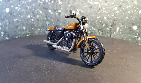 Harley Davidson 2014 Sportster Iron 883 oranje 1:18 Maisto - 1