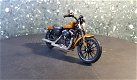 Harley Davidson 2014 Sportster Iron 883 oranje 1:18 Maisto - 1 - Thumbnail