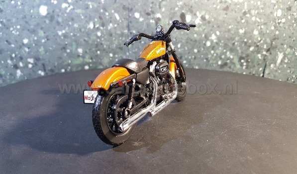 Harley Davidson 2014 Sportster Iron 883 oranje 1:18 Maisto - 2