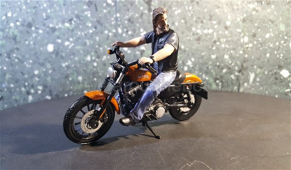 Harley Davidson 2014 Sportster Iron 883 oranje 1:18 Maisto - 3