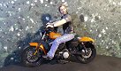 Harley Davidson 2014 Sportster Iron 883 oranje 1:18 Maisto - 4 - Thumbnail