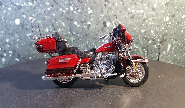 Harley Davidson Electra Glide 2013 rood 1:18 Maisto - 0