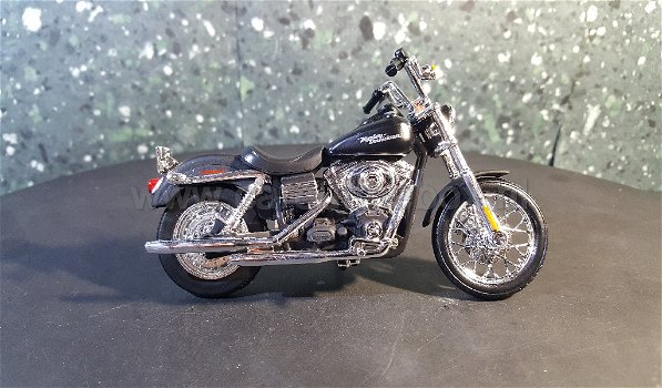 Harley Davidson Dyna Street Bob 2006 zwart 1:18 Maisto - 0