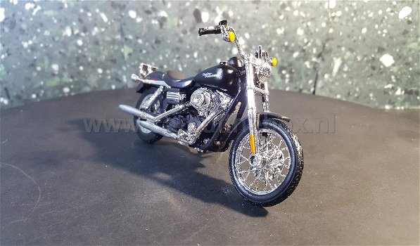 Harley Davidson Dyna Street Bob 2006 zwart 1:18 Maisto - 1