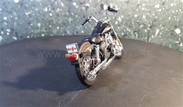 Harley Davidson Dyna Street Bob 2006 zwart 1:18 Maisto - 2