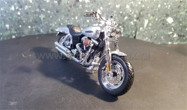 Harley Davidson 2009 CVO Fat Boy zilver grijs 1:18 Maisto - 1