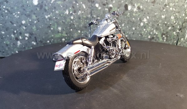 Harley Davidson 2009 CVO Fat Boy zilver grijs 1:18 Maisto - 2