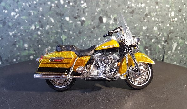 Harley Davidson 1999 Road King goud kleurig 1:18 Maisto - 0