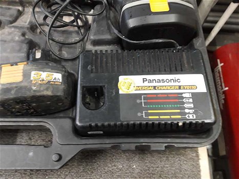 Recipro op batterij 18 Volt Panasonic. 1 nieuwe batterij en 1 40% - 2