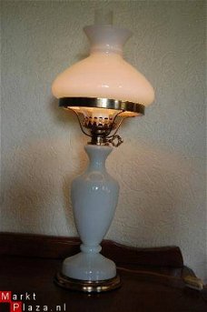 Klassiek of Modern Wit glas Lamp ( Lampenier ) circa 1980